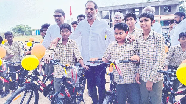 కార్పొరేట్‌కు దీటుగా ప్రభుత్వ పాఠశాలల్లో వసతుల కల్పన