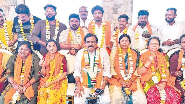 క్యాంపు రాజకీయాలు షురూ!