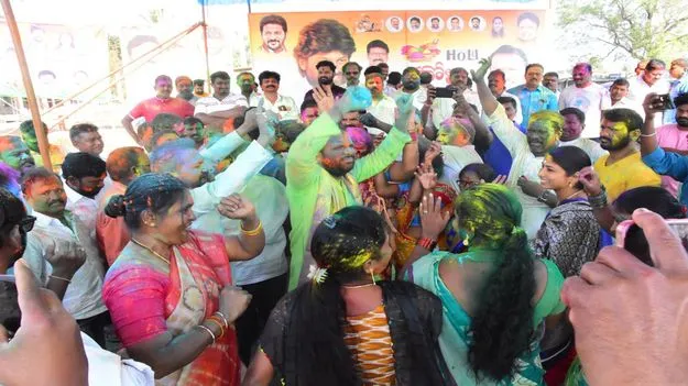  Peddapalli:   ఘనంగా హోలీ సంబరాలు