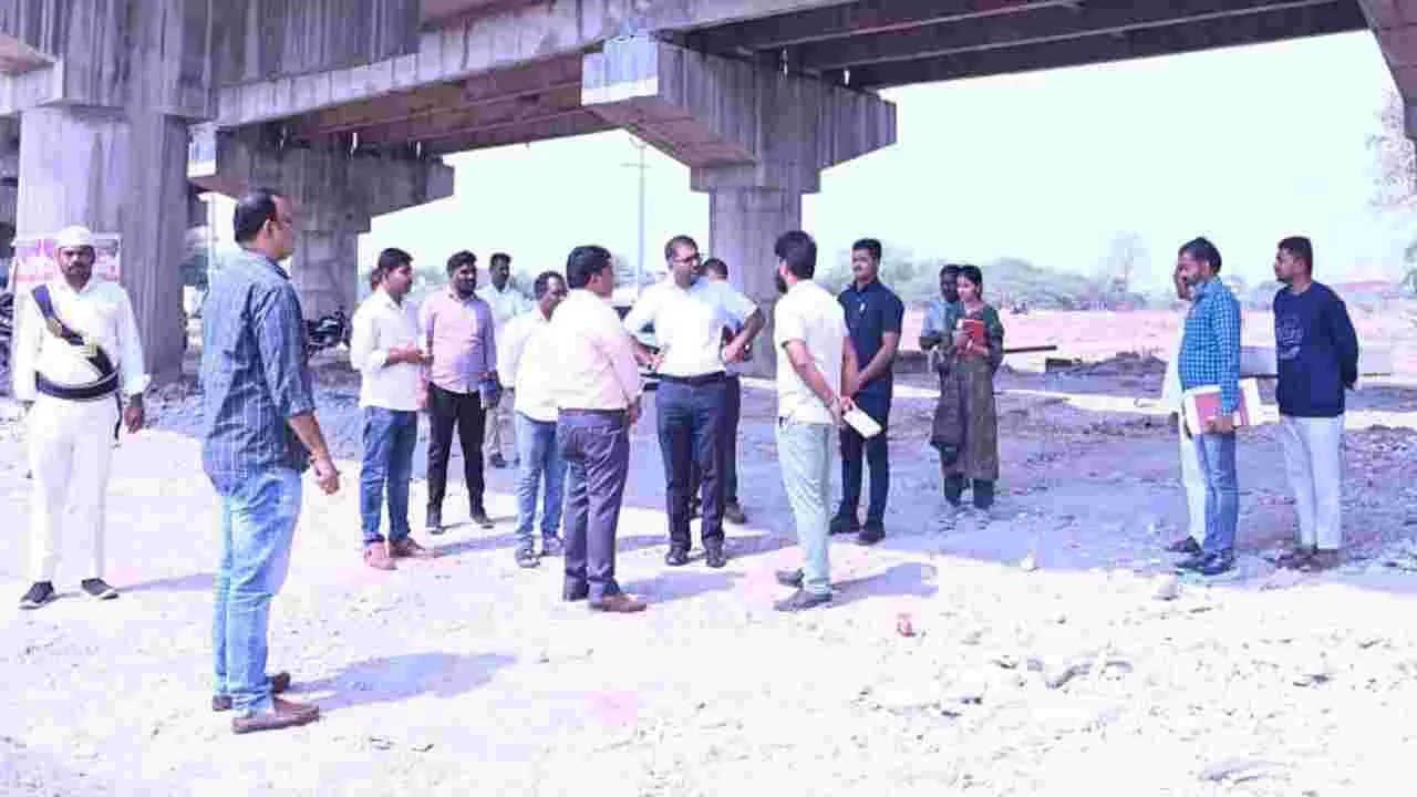 Peddapalli:  కూనారం రైల్వే ఫ్లైఓవర్‌ బ్రిడ్జి పనులను పరిశీలించిన కలెక్టర్‌
