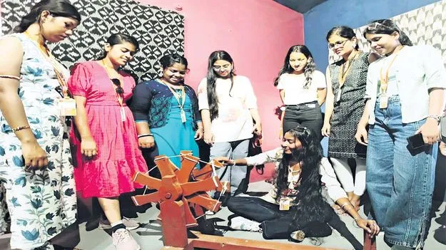 పోచంపల్లిలో ఫ్యాషన్‌ డిజైనింగ్‌ విద్యార్థుల సందడి 