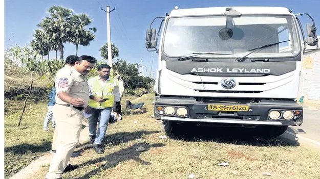 వేర్వేరు రోడ్డు ప్రమాదాల్లో ఇద్దరు మృత్యువాత