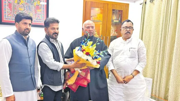 బీఆర్‌ఎస్‌ లేవదు..బీజేపీ చాలదు