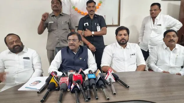 సుమన్‌ ప్రజాస్వామ్యాన్ని ఖూనీ చేస్తున్నాడు 