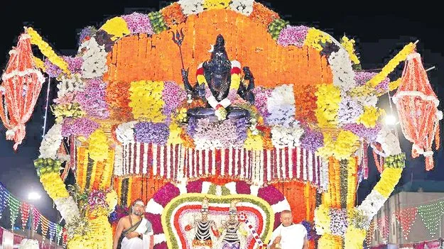 పుష్ప పల్లకిపై శ్రీశైలేశుడు