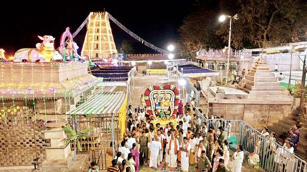 రావణ వాహనంపై విహారం