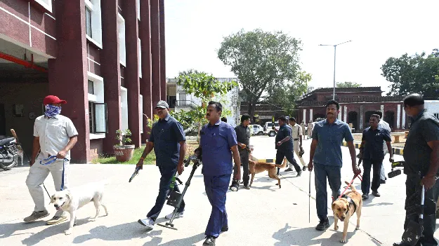 జిల్లా కోర్టును పేల్చేస్తాం 