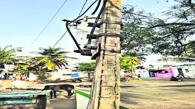 POLE: ప్రమాదకరంగా విద్యుత స్తంభాలు 