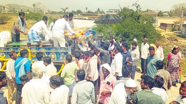 వేములకొండ.. కన్నీటి సంద్రం
