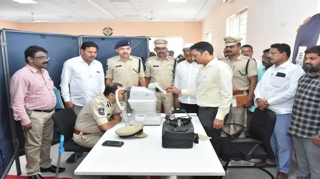 Peddapalli:  రోడ్డు భద్రతలో డ్రైవర్ల కంటి చూపే ప్రధానం: సీపీ