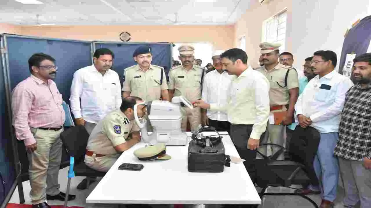 Peddapalli:  రోడ్డు భద్రతలో డ్రైవర్ల కంటి చూపే ప్రధానం: సీపీ