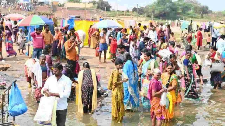 మహా శివరాత్రి 2026: కాళేశ్వర ముక్తేశ్వర ఆలయానికి క్యూ కట్టిన భక్త జనం..