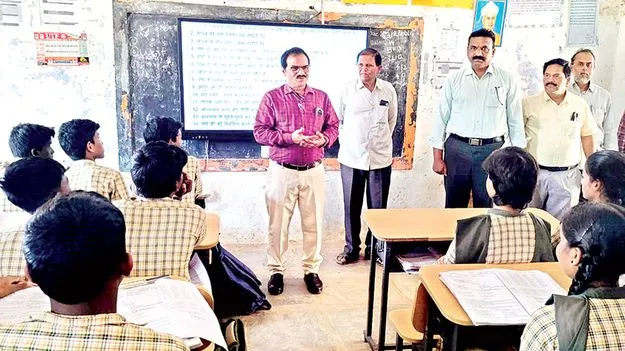 విద్యతోనే ఉజ్వల భవిష్యత్తు: డీఈవో