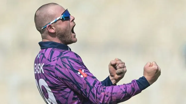 మున్సీ, లీస్క్‌ మెరుపులు