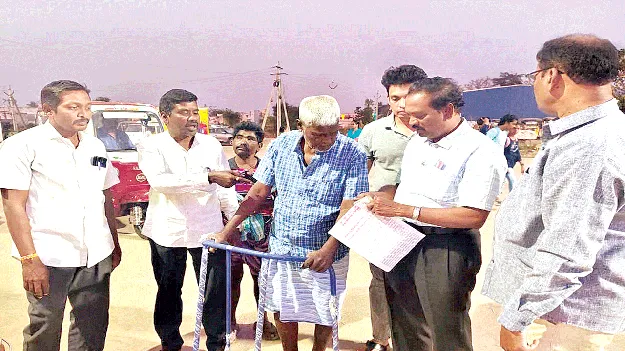 మానవత్వం చాటిన బొబ్బిలి వాసులు