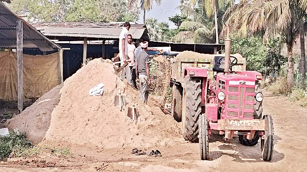 తెలంగాణకు అక్రమంగా ఇసుక తరలింపు