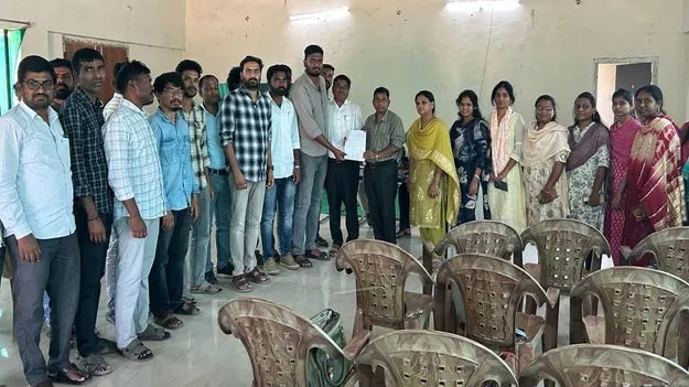 ఏఈవోలపై పని ఒత్తిడి తగ్గించాలి 