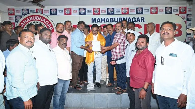  అర్హులందరికీ అక్రిడిటేషన్‌ కార్డులు