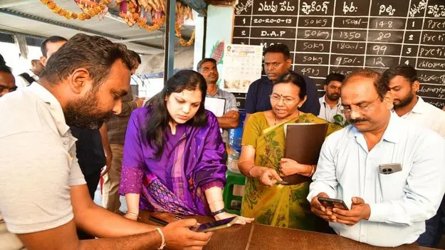 యూరియా విక్రయ కేంద్రాల తనిఖీ