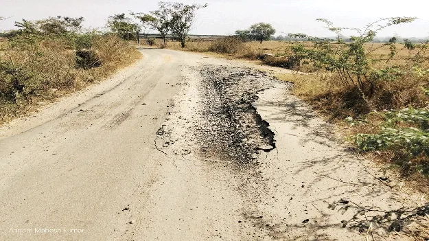 గుంతలమయంగా బీటీ రోడ్డు