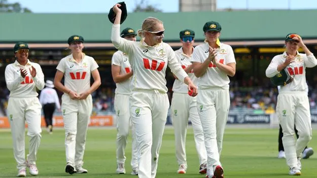 ఆసీస్‌ 10 వికెట్ల గెలుపు