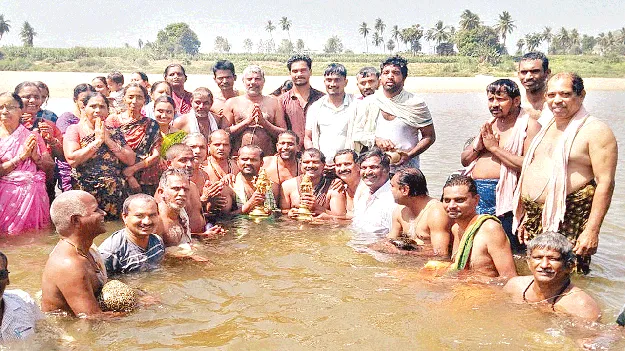 ఘనంగా శ్రీముఖలింగేశ్వరుని చక్రతీర్థం