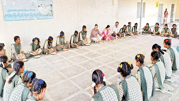 విద్యార్థులకు నాణ్యమైన భోజనం అందించండి