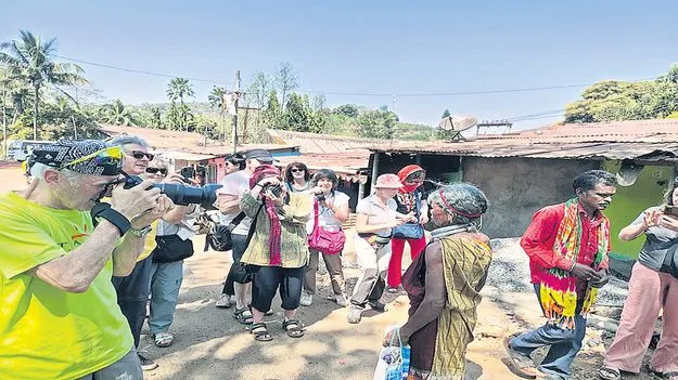 ఒనకఢిల్లీ సంతలో విదేశీ పర్యాటకుల సందడి