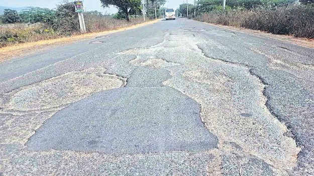 అడుగడుగునా గోతులు