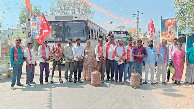 వంట గ్యాస్‌ ధరలు తగ్గించాలి