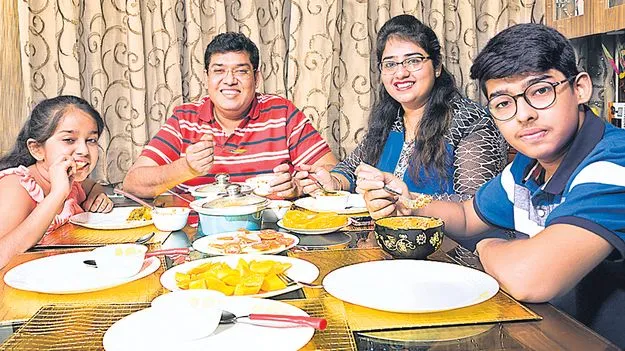 డైనింగ్‌ టేబుల్‌ వద్ద నో గాడ్జెట్‌ రూల్‌