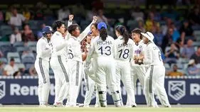 ఆసీస్‌తో ఏకైక టెస్టు: తొలి రోజు ముగిసిన ఆట.. 102 పరుగుల ఆధిక్యంలో భారత్