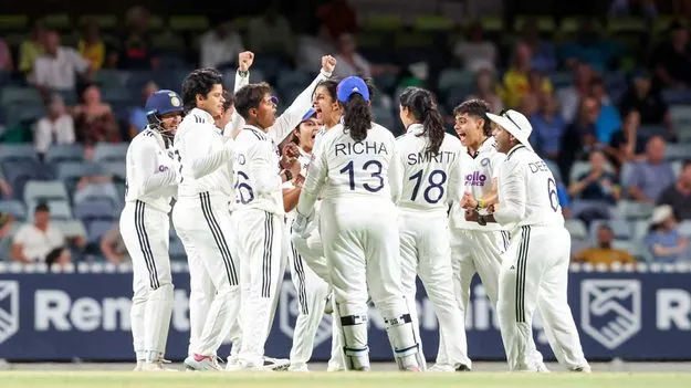 ఆసీస్‌తో ఏకైక టెస్టు: తొలి రోజు ముగిసిన ఆట.. 102 పరుగుల ఆధిక్యంలో భారత్