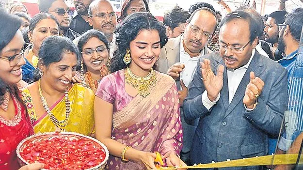 చైతన్యపురిలో వైశ్యరాజు జ్యువెలర్స్‌ ప్రారంభం