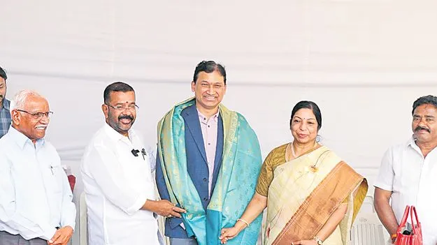 కేఎంసీకి  పూర్వ విద్యార్థుల వితరణ రూ.10 కోట్లు