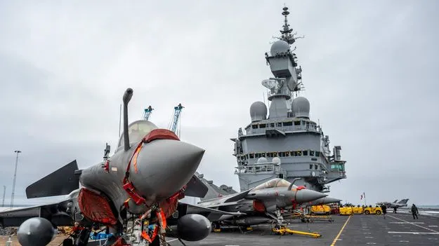 మధ్యదరాలోకి ఫ్రాన్స్‌ ఎయిర్‌క్రాఫ్ట్‌ క్యారియర్‌