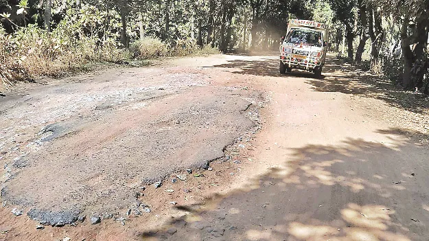 అతుకుల రోడ్లకు మోక్షమెప్పుడో..?