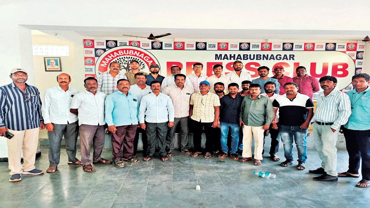 డెస్క్‌ జర్నలిస్టులందరికీ అక్రిడిటేషన్లు ఇవ్వాలి