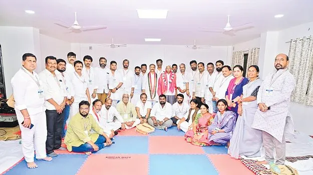 ప్రజలతో మమేకమవ్వాలి