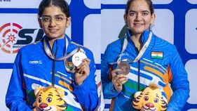 ఆకృతికి రజతం.. అంజుమ్‌కు కాంస్యం