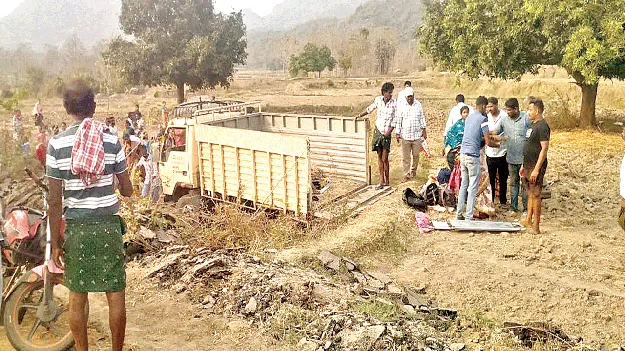 పొలాల్లోకి దూసుకెళ్లిన పెళ్లి వ్యాన్‌