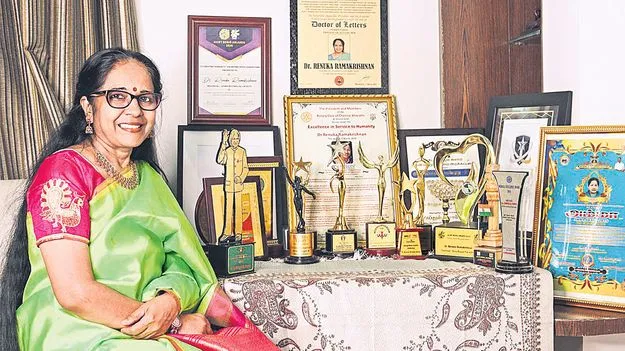 ఎవరికీ పట్టనివారు ఆమెకు కావల్సినవారు