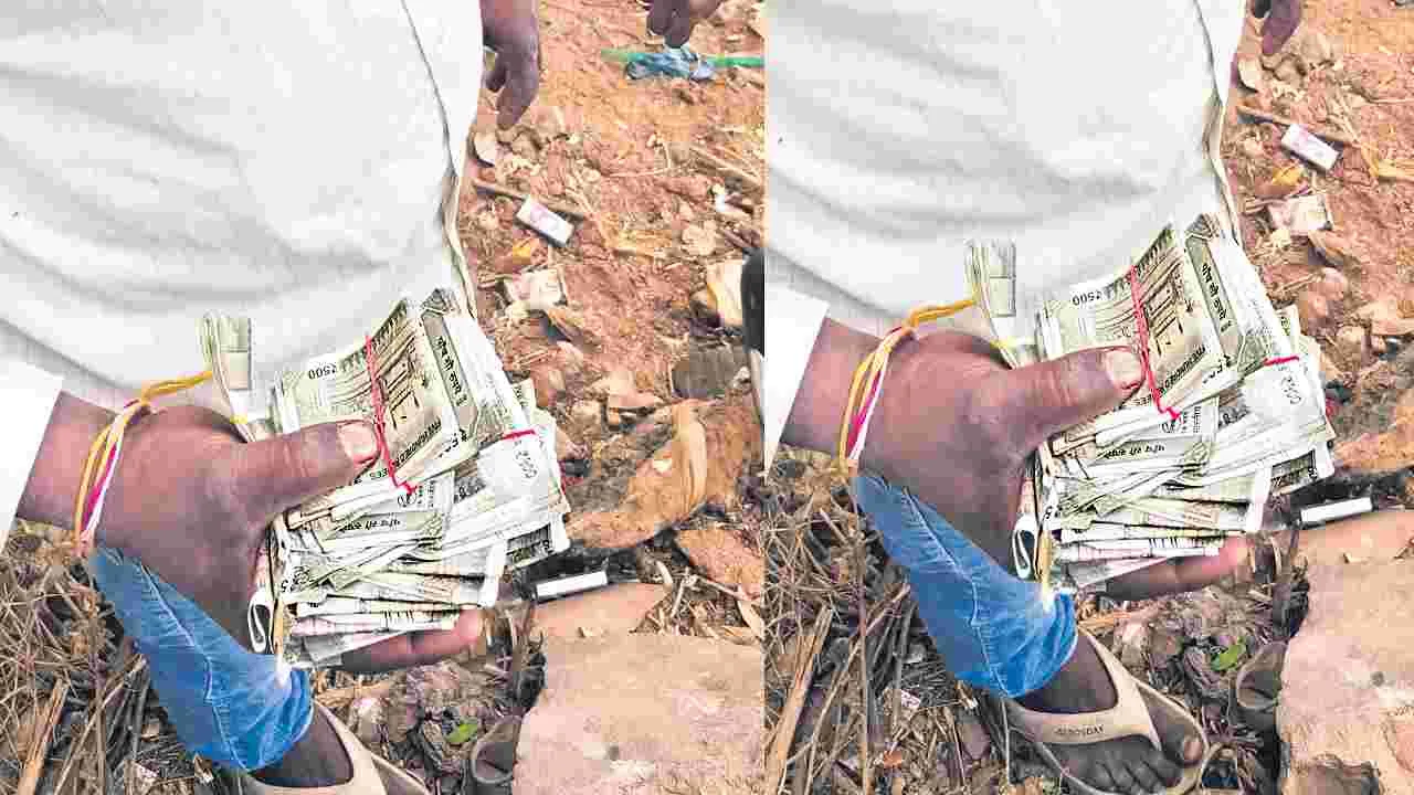 డబ్బులతో బీఆర్‌ఎస్‌ కార్యకర్త హల్‌చల్‌?