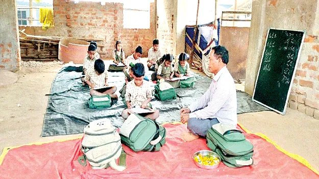 బీటలువారి.. పెచ్చులూడి