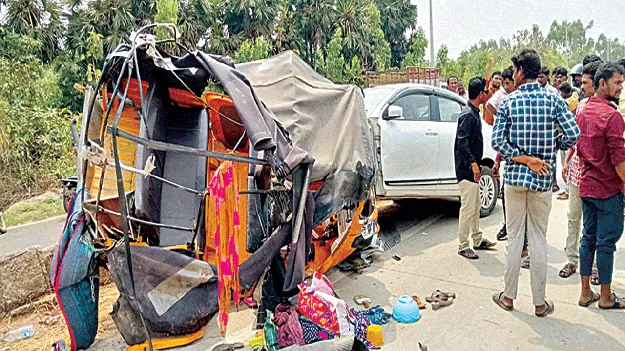 అమ్మవారిని దర్శించుకుని వెళ్తుండగా..