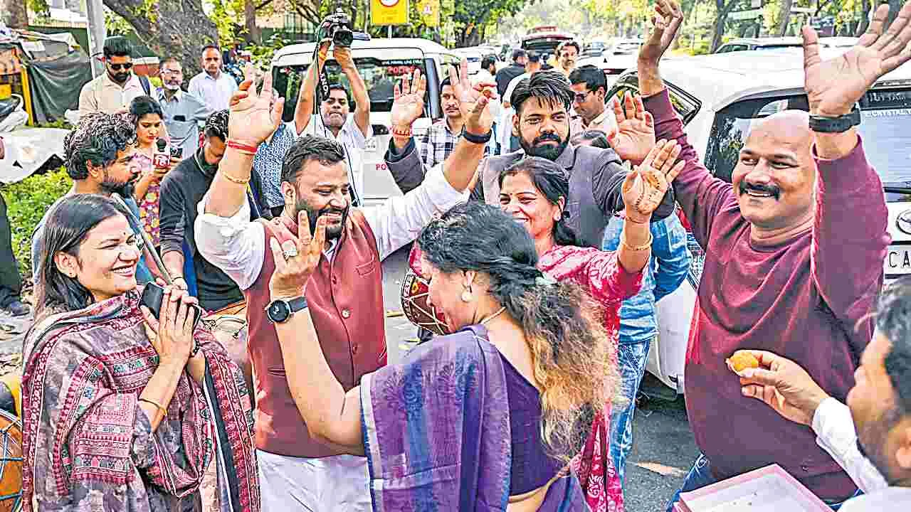 మనీ లాండరింగ్‌ జరిగినట్లు ఆధారాలున్నాయి