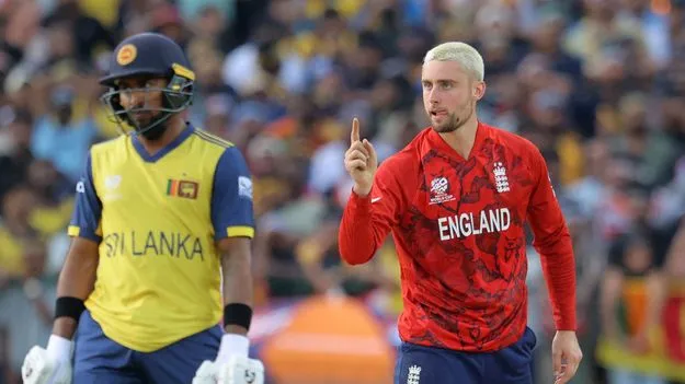 లంకను పడగొట్టారు