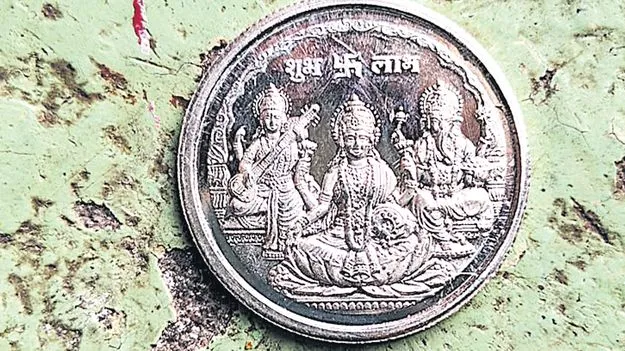 ఓటర్లకు నకిలీ వెండికాయిన్ల పంపిణీ 