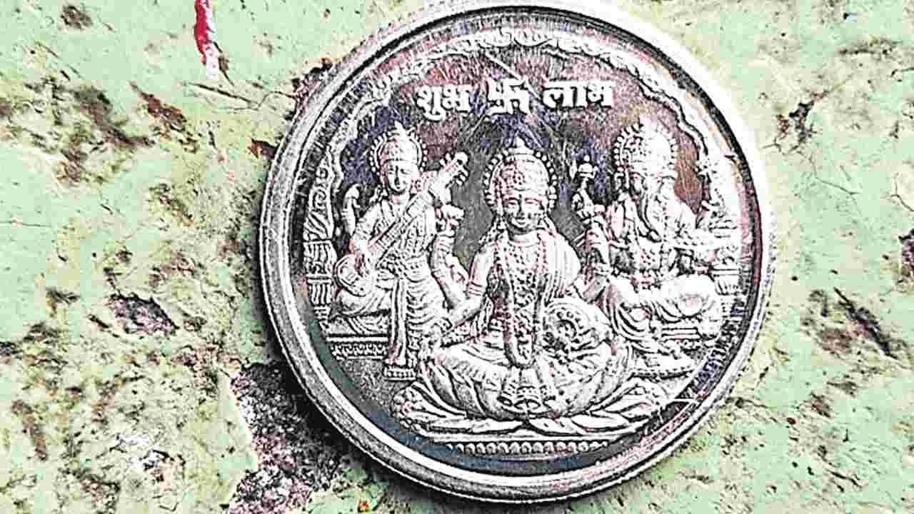 ఓటర్లకు నకిలీ వెండికాయిన్ల పంపిణీ