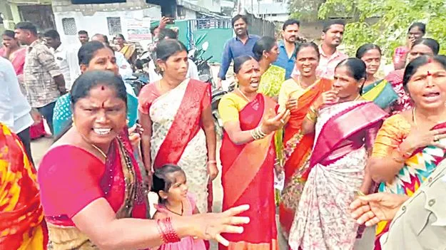 కొందరికే డబ్బులు ఇవ్వడం ఏందండి ?  